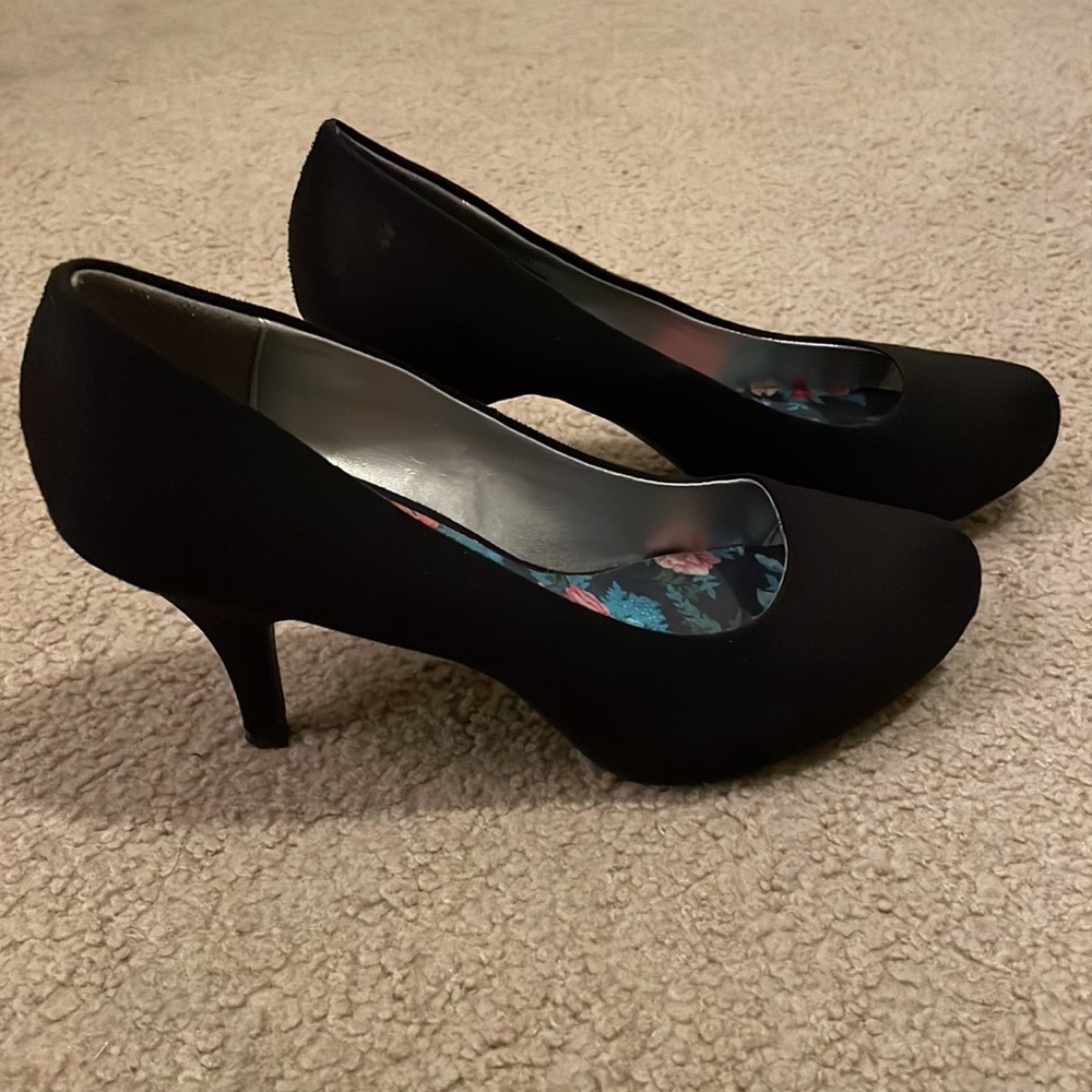 Black suede heels size 8